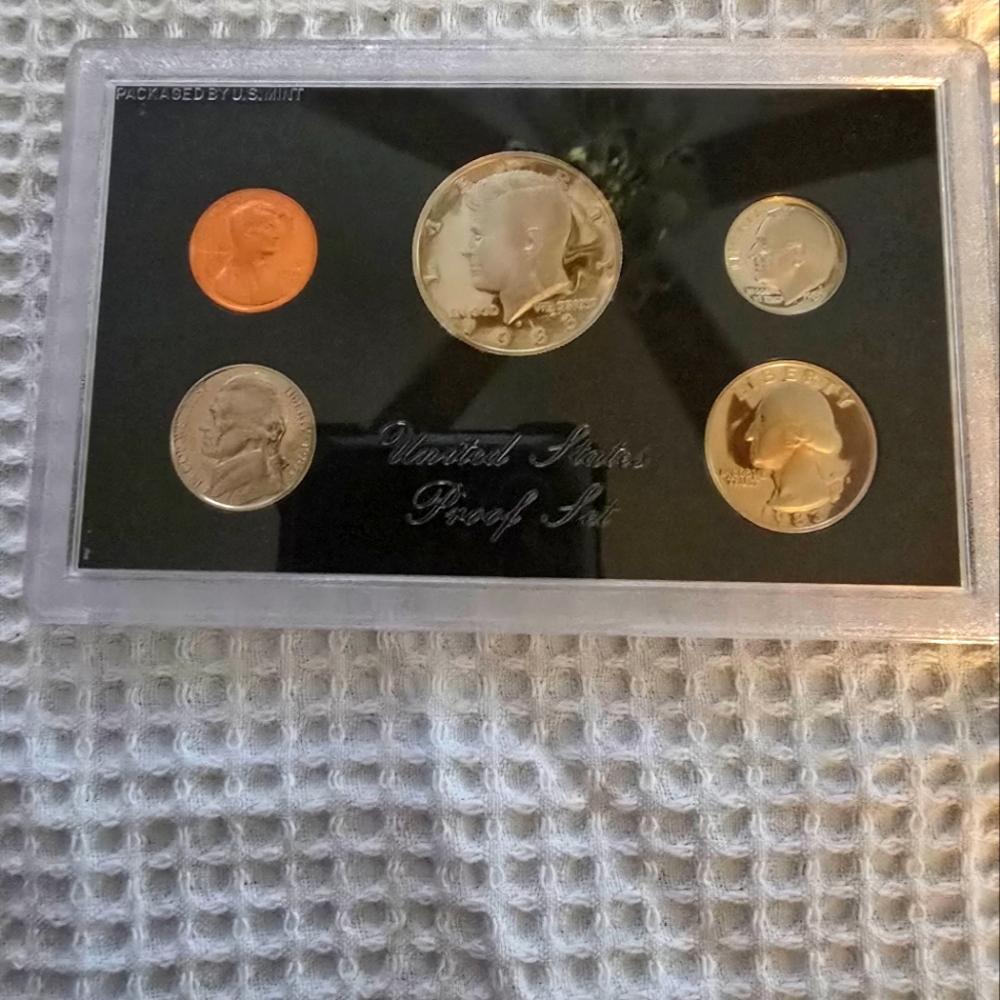 🩵B2G1 NWB 1983 proof coin set